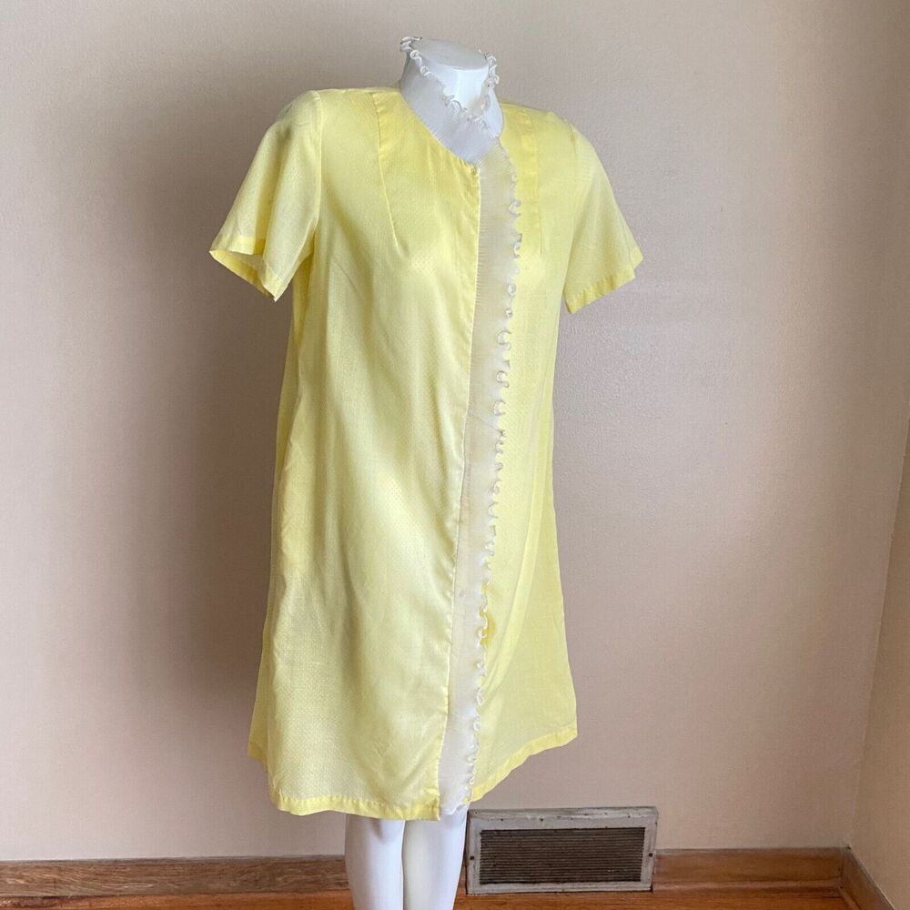 Vintage Size L House Coat Robe Yellow White Trim Shortsleeve Snap Closure